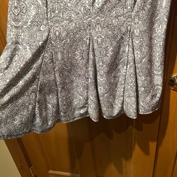 Roz & Ali Black and White Paisley V-Neck Top - Picture 3 of 4